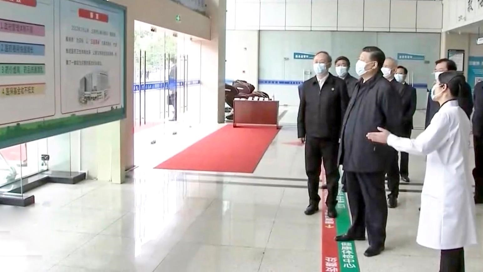 △2021年3月23日，習(xí)近平總書記在福建三明沙縣總醫(yī)院住院樓一層大廳，聽取醫(yī)改情況介紹。