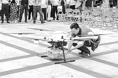 郵政工作人員取出無人機配送的高考錄取通知書。華南理工大學(xué)供圖