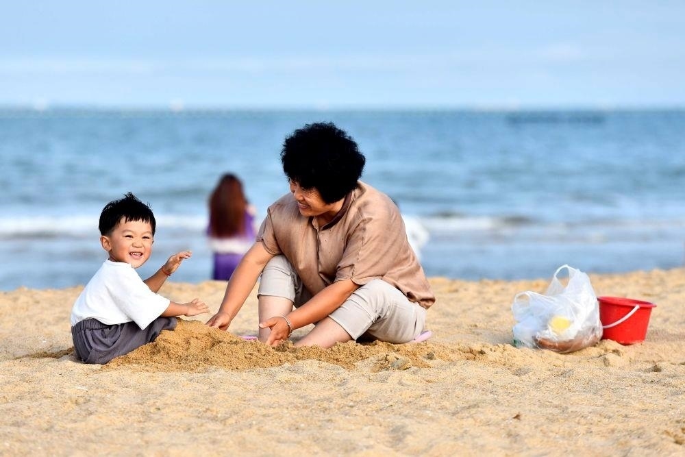 △山東日照陽(yáng)光海岸綠道沙灘一角。近年來，日照還海于民、還景于民，在保留松林、沙灘、礁石和濕地資源的基礎(chǔ)上，修復(fù)整治生態(tài)岸線，打造出一條長(zhǎng)約28公里的陽(yáng)光海岸綠道，吸引眾多市民游客度假休閑。