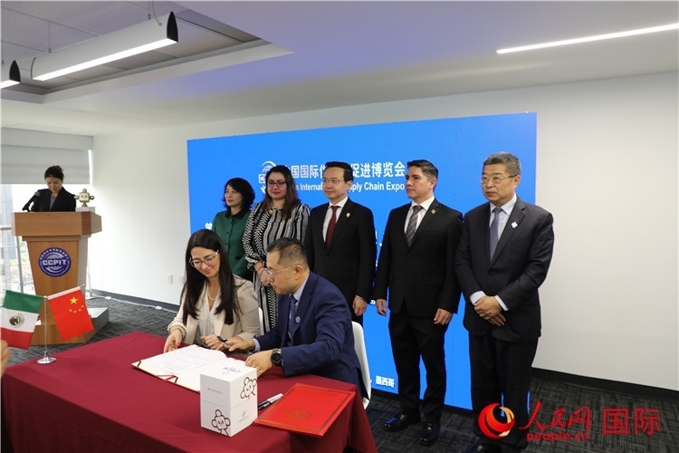 與會(huì)嘉賓簽署關(guān)于共同促進(jìn)墨西哥企業(yè)參加第二屆鏈博會(huì)合作備忘錄。人民網(wǎng) 埃內(nèi)斯托·多明戈斯攝