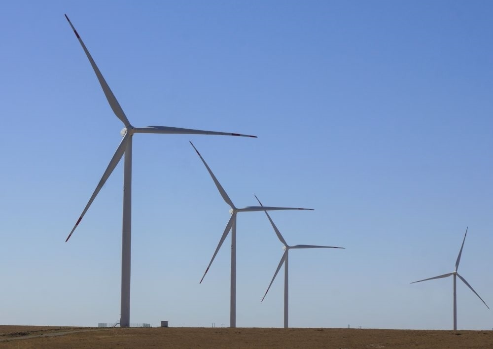 這是中哈合作的哈薩克斯坦札納塔斯100兆瓦風(fēng)電項(xiàng)目（2022年9月13日攝）。新華社發(fā)（德米特里·瓦西連科 攝）