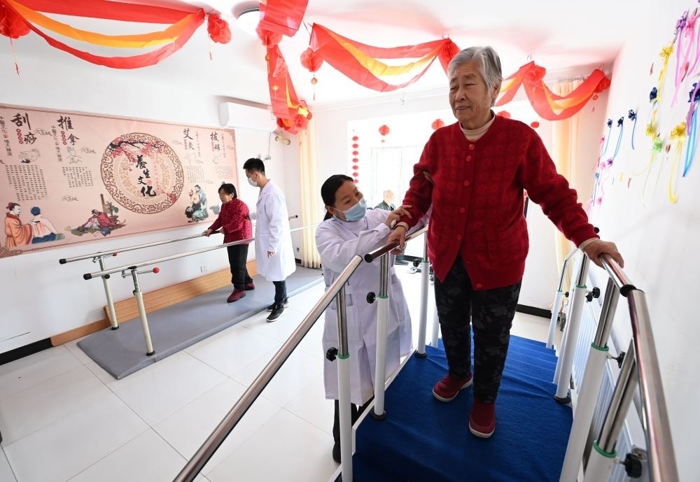 在河北省香河縣安平鎮(zhèn)運(yùn)河新村醫(yī)養(yǎng)中心，老年人在進(jìn)行康復(fù)訓(xùn)練（2024年2月29日攝）。新華社記者 王曉 攝