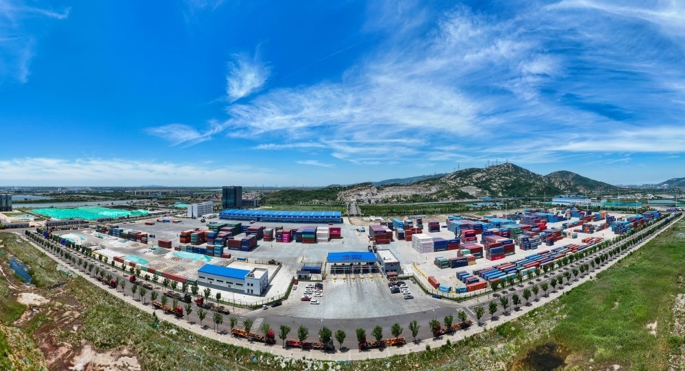 2024年6月26日拍攝的位于江蘇省連云港市連云區(qū)的上合組織（連云港）國際物流園內(nèi)的中國外運(yùn)集裝箱場站（無人機(jī)照片）。上合組織（連云港）國際物流園是連云港建設(shè)“一帶一路”交匯點(diǎn)強(qiáng)支點(diǎn)和上合組織國家出?；氐闹匾脚_載體。新華社記者 季春鵬 攝