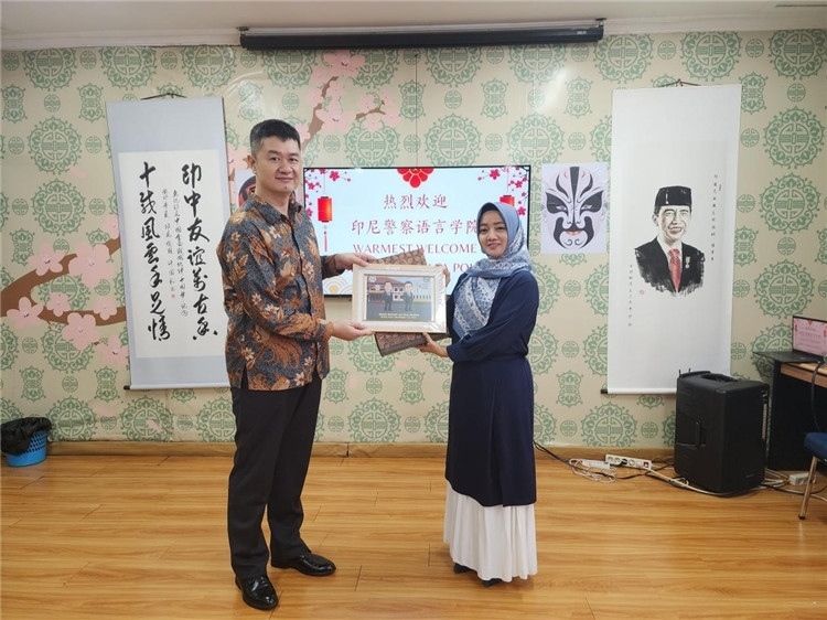 警察語言學(xué)院老師與王大昕交換禮品。活動(dòng)主辦方供圖