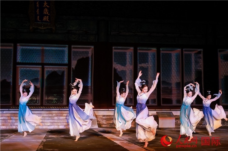 “光影北京——2024世界燈光師大會(huì)”開幕式當(dāng)晚的燈光秀表演。人民網(wǎng)記者 趙益普攝