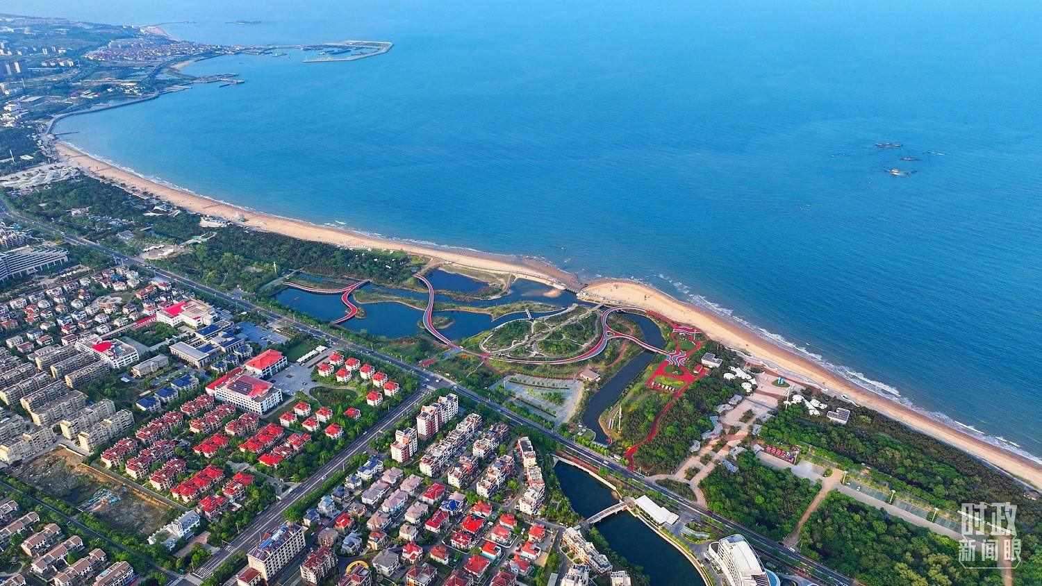 △日照市陽(yáng)光海岸綠道。近年來，日照市對(duì)沿海裸露場(chǎng)地及岸線破損處進(jìn)行生態(tài)修復(fù)，建成約28公里的陽(yáng)光海岸綠道，為市民和游客提供了運(yùn)動(dòng)休閑好去處。（總臺(tái)央視記者范凱拍攝）