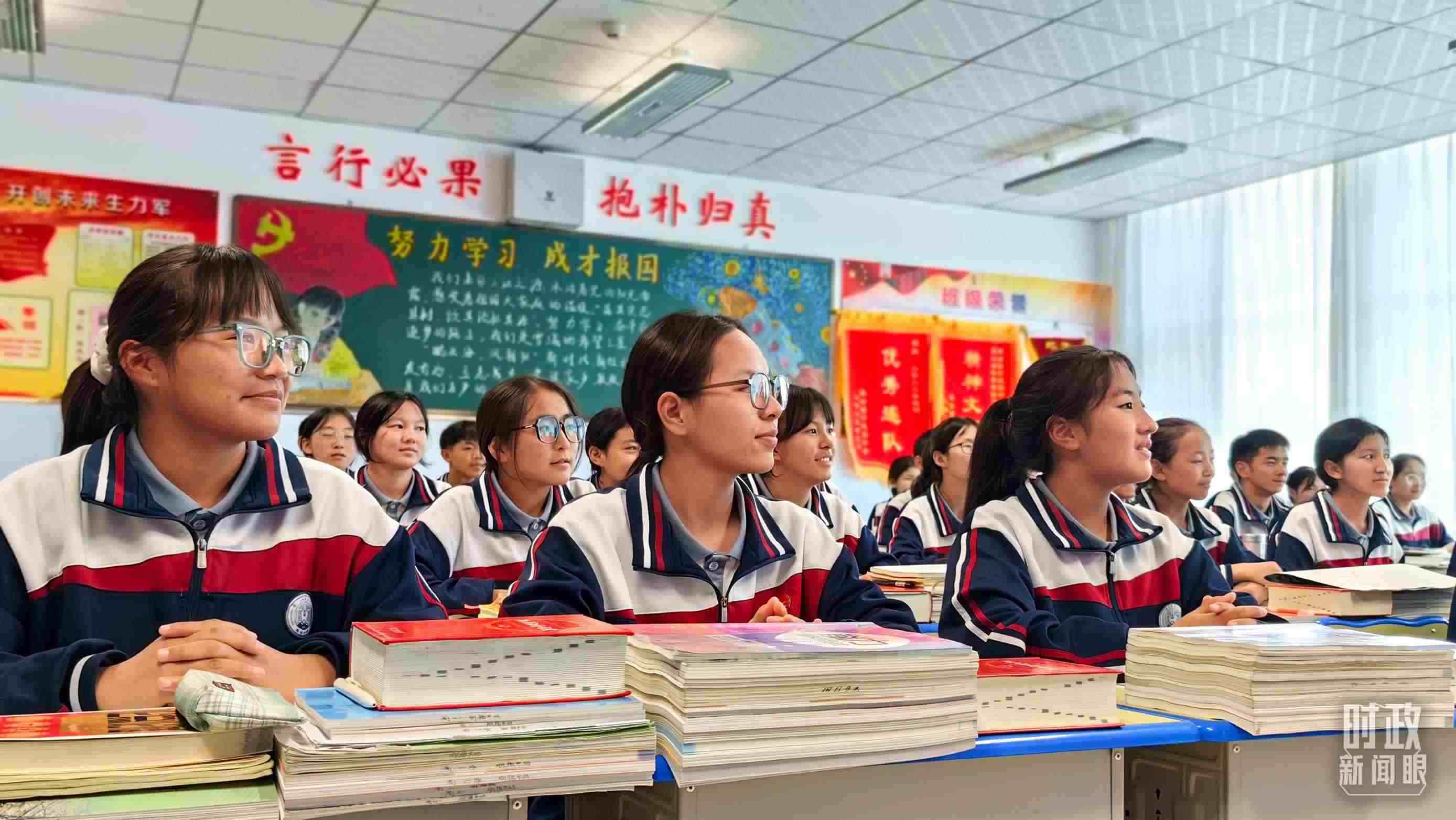 △果洛西寧民族中學(xué)高一（1）班的“新時(shí)代、新家鄉(xiāng)”主題思政課。（總臺(tái)央視記者段德文拍攝）