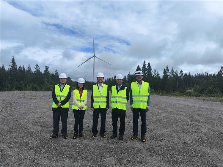 中國駐瑞典大使崔愛民（中）走訪中廣核歐能瑞典公司。中國駐瑞典大使館供圖