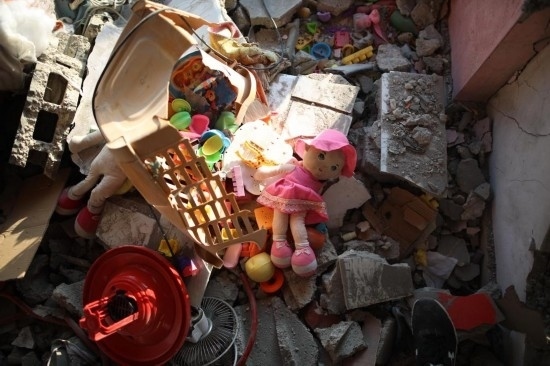 這是7月18日在加沙地帶中部努賽賴特難民營拍攝的遭到以軍襲擊的建筑廢墟。新華社發(fā)（馬爾萬·達(dá)烏德攝）