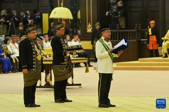  7月20日，馬來西亞總理安瓦爾（右）在吉隆坡出席最高元首登基儀式。新華社發(fā)（馬來西亞新聞局供圖）