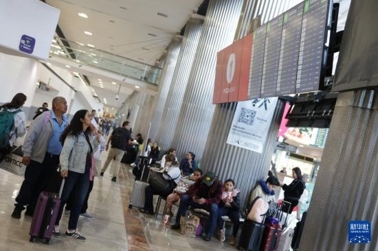 7月19日，在墨西哥首都墨西哥城的貝尼托·華雷斯國際機場，許多航班被延誤或取消，大量旅客在機場等待。新華社發(fā)（弗朗西斯科·卡涅多攝）