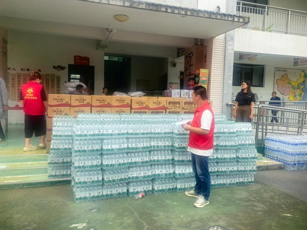 圖為愛(ài)心人士向鳳縣河口鎮(zhèn)中心小學(xué)捐贈(zèng)的物資。新華社記者 劉彤 攝