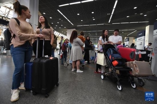 7月19日，受影響航班的旅客在巴西首都巴西利亞機場等待。新華社發(fā)（盧西奧·塔沃拉 攝）