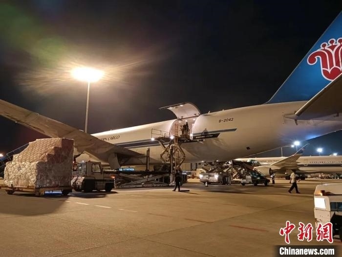 南航物流客機正裝運前往巴黎的跨境電商貨物。南方航空 供圖