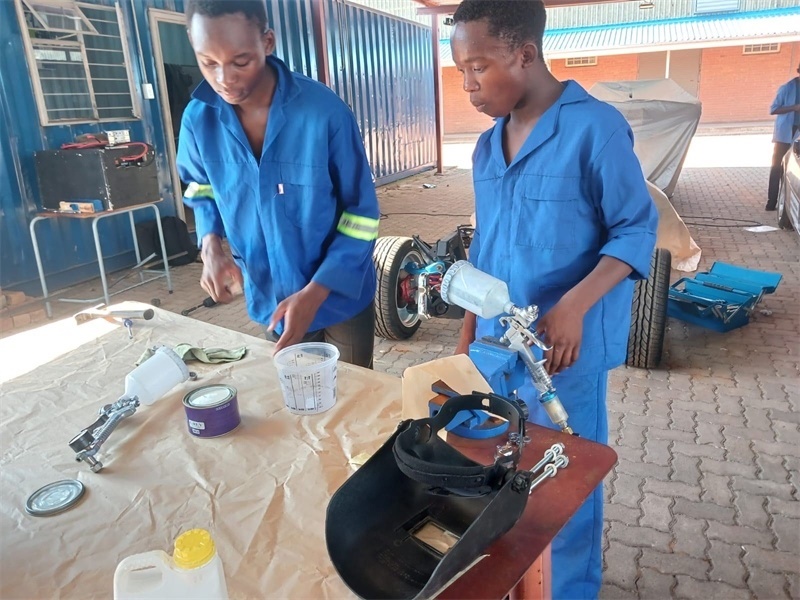 南非學(xué)生認(rèn)真改造“老爺車”。索尚古夫技術(shù)高中供圖