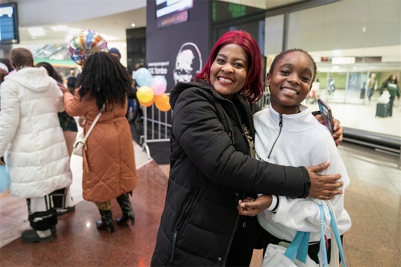 學(xué)生與家長相擁歡慶。希拉茲·莫林?jǐn)z