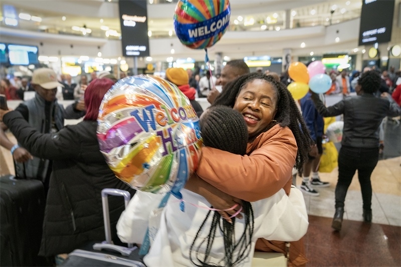 學(xué)生與家長相擁歡慶。希拉茲·莫林?jǐn)z