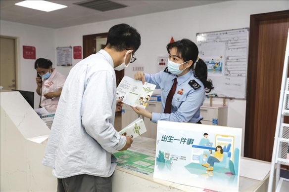 志愿者為葉先生介紹新生兒相關(guān)服務(wù)。云浮市稅務(wù)局供圖