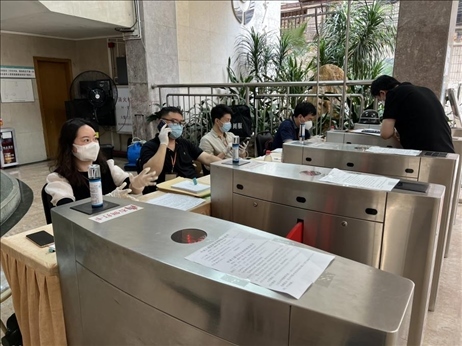 廣州市越秀區(qū)教育局現(xiàn)場審核返區(qū)生辦理材料，采用“提前網(wǎng)上預(yù)約、現(xiàn)場分批辦理”的方式進(jìn)行。廣州市越秀區(qū)教育局供圖