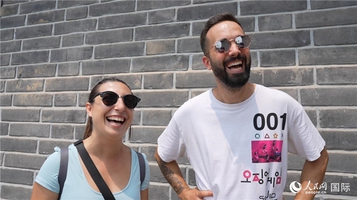 圖為西班牙籍游客塔瑪拉·魯伊斯·查莫羅（左）和馬克·普拉達·巴約納（右）。人民網(wǎng)記者 吳超嵐攝