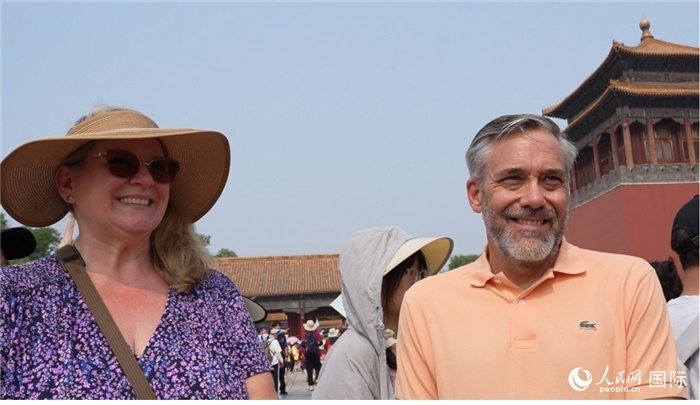 圖為來自美國拉斯維加斯的游客格雷琴·拉森 （Gretchen Larsen）（左）和她的丈夫埃里克·拉森（Eric Larsen）（右）。人民網(wǎng)記者 吳超嵐攝