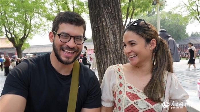 圖為巴拿馬籍游客阿德里安·岡薩雷斯（Adrian Gonzalez）（左）和丹尼斯·岡薩雷斯（Denisse Gonzalez）（右）。人民網(wǎng)記者 吳超嵐攝