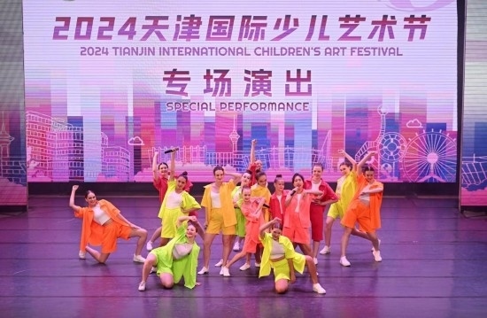 7月22日，來自俄羅斯的舞蹈團(tuán)演員在藝術(shù)節(jié)上展演。新華社記者 趙子碩 攝