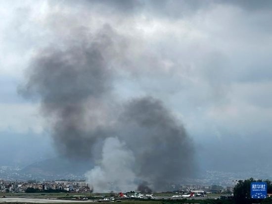 這是7月24日在尼泊爾加德滿都特里布萬(wàn)機(jī)場(chǎng)拍攝的濃煙。目擊者說(shuō)，一架飛機(jī)在尼泊爾加德滿都特里布萬(wàn)機(jī)場(chǎng)墜毀。新華社/美聯(lián)