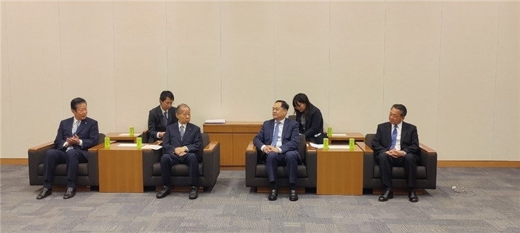 4月11日，楊萬明會長在東京會見日中友好議員聯(lián)盟會長二階俊博（左二）。中國人民對外友好協(xié)會供圖