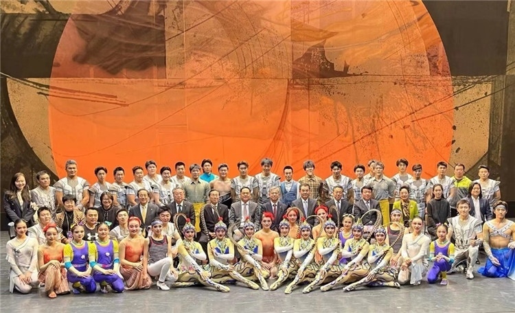 4月12日，中國人民對外友好協(xié)會會長楊萬明、駐日大使吳江浩及來自36國70位駐日使節(jié)代表等現(xiàn)場觀看中國雜技團東京公演。中國人民對外友好協(xié)會供圖