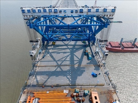 △ 圖為我國自主研發(fā)的世界最大噸位橋面吊機(jī)。