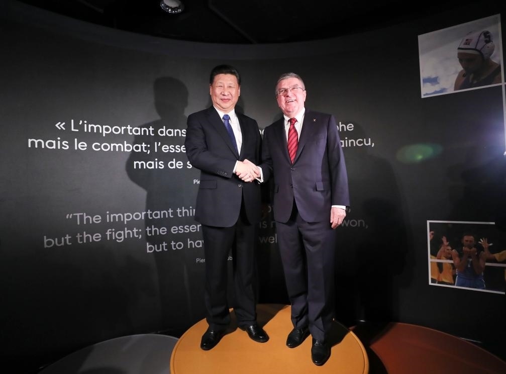 2017年1月18日，國家主席習(xí)近平在瑞士洛桑國際奧林匹克博物館會見國際奧林匹克委員會主席巴赫。這是習(xí)近平和巴赫在奧運(yùn)冠軍領(lǐng)獎(jiǎng)臺上合影。新華社記者 蘭紅光 攝