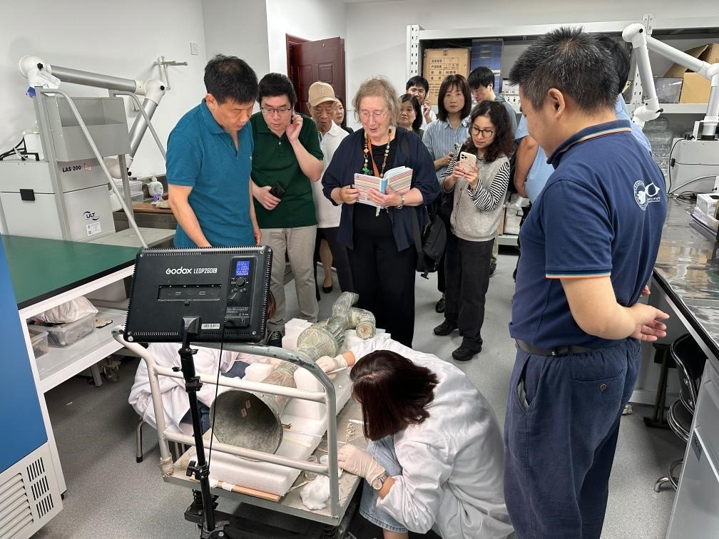 2024年5月28日，英國考古學家、牛津大學教授杰西卡·羅森在文物保護修復實驗室觀摩文物。新華社發(fā)（四川省文物考古研究院供圖）