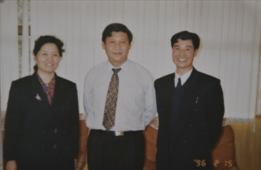 1996年2月，時任福建省委副書記、福州市委書記的習(xí)近平與從空軍引進(jìn)的廈航飛行員劉子義(右一)、劉子義的妻子趙亞林（左一）在福州的合影。（廈門航空有限公司供圖）