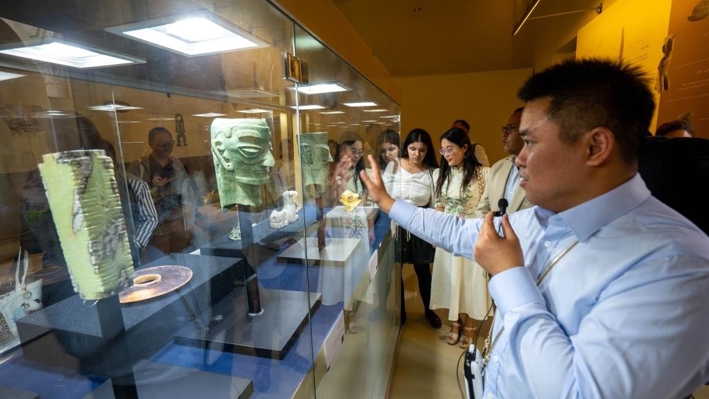 2024年6月14日，冉宏林在埃及開羅舉辦的“三星堆·金沙”主題數(shù)字展上向埃及公眾介紹三星堆文化。新華社發(fā)（四川省文物考古研究院供圖）