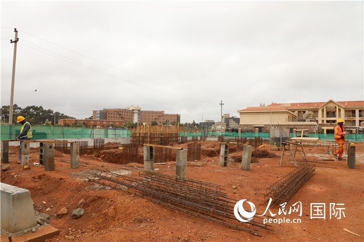 圖為孔子學(xué)院項(xiàng)目施工現(xiàn)場(chǎng)。人民網(wǎng)記者 沈小曉攝。