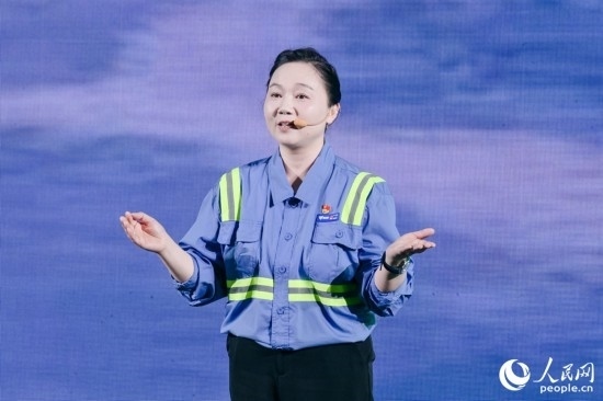 黃英紅講述在互聯(lián)網(wǎng)“種地”的故事。人民網(wǎng)攝