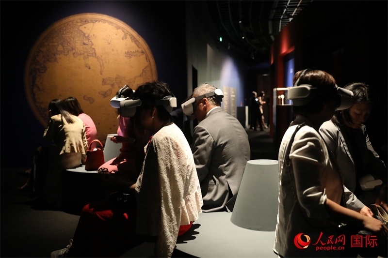 嘉賓在展覽“傳奇之旅：馬可·波羅與絲綢之路上的世界”VR體驗(yàn)區(qū)參觀。人民網(wǎng) 殷韜攝