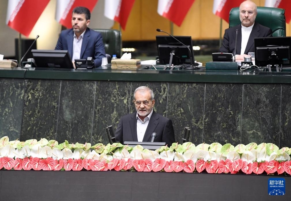 7月30日，佩澤希齊揚（前）在伊朗德黑蘭的伊朗議會宣誓就任伊朗總統(tǒng)后發(fā)表就職演說。新華社記者 沙達提 攝