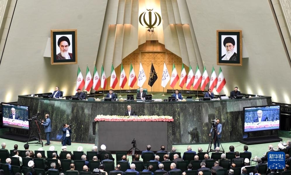 7月30日，佩澤希齊揚（中）在伊朗德黑蘭的伊朗議會宣誓就任伊朗總統(tǒng)后發(fā)表就職演說。新華社記者 沙達提 攝