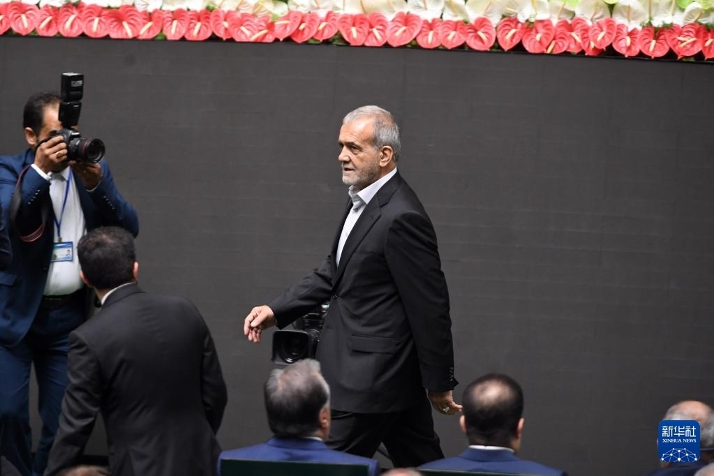 7月30日，在伊朗德黑蘭的伊朗議會，佩澤希齊揚（中）抵達總統(tǒng)就職典禮現(xiàn)場。新華社記者 沙達提 攝