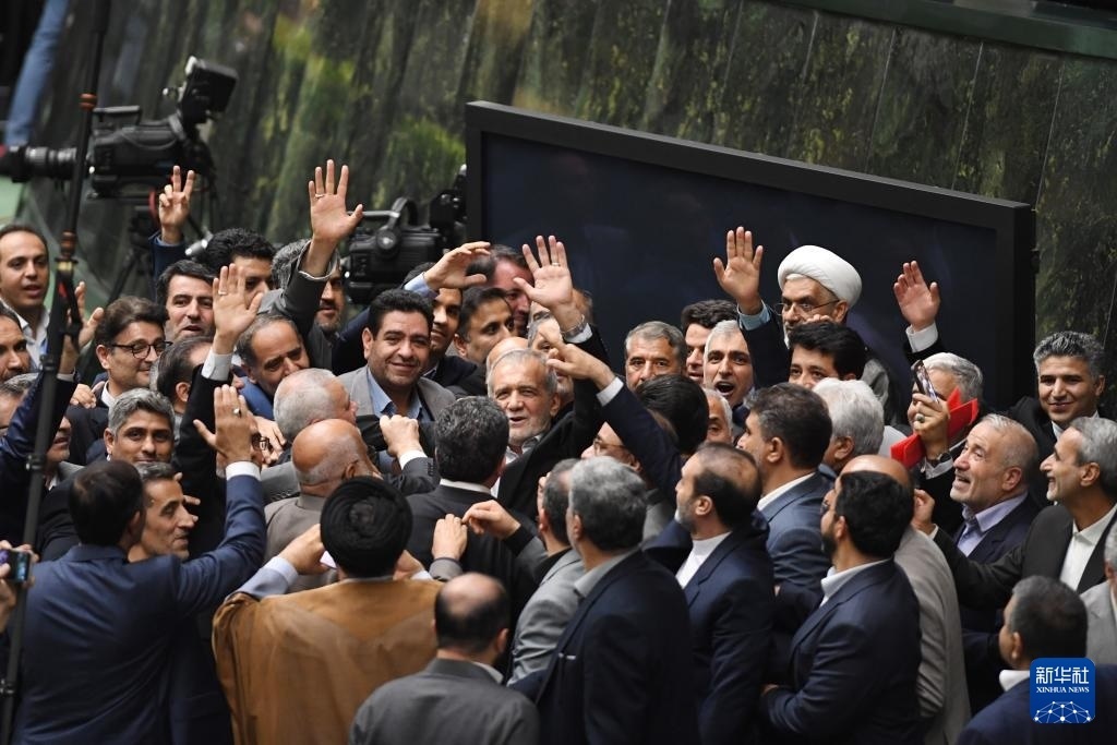 7月30日，在伊朗德黑蘭的伊朗議會，佩澤希齊揚（中）離開總統(tǒng)就職典禮現(xiàn)場時揮手致意。新華社記者 沙達提 攝