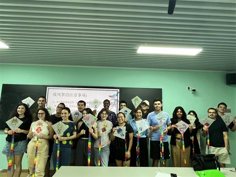 在中國和巴西共迎兩國建交50周年之際，巴西圣保羅州立大學孔子學院今年7月成功組織多批、近40名巴西青少年來華進行短期訪問交流，圖為訪問團成員參加文化體驗活動。 巴西圣保羅州立大學孔子學院供圖