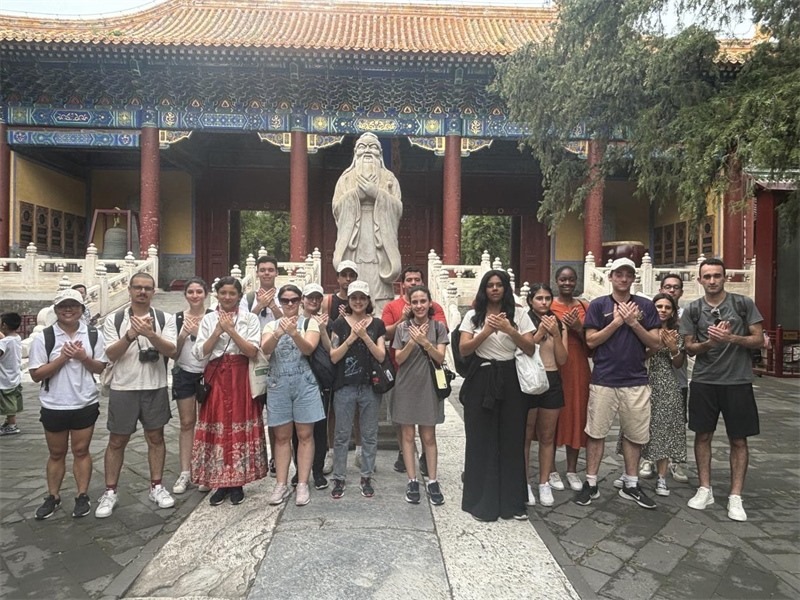 在中國和巴西共迎兩國建交50周年之際，巴西圣保羅州立大學孔子學院今年7月成功組織多批、近40名巴西青少年來華進行短期訪問交流，圖為訪問團成員參加文化體驗活動。 巴西圣保羅州立大學孔子學院供圖