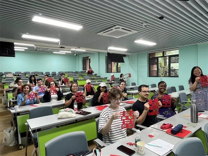 在中國和巴西共迎兩國建交50周年之際，巴西圣保羅州立大學孔子學院今年7月成功組織多批、近40名巴西青少年來華進行短期訪問交流，圖為訪問團成員參加文化體驗活動。 巴西圣保羅州立大學孔子學院供圖