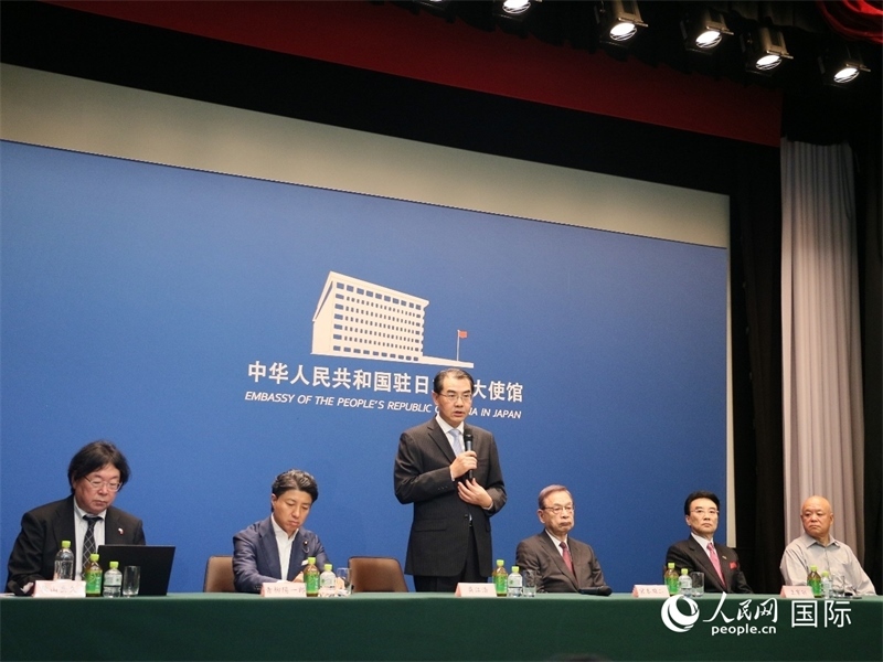 中國(guó)駐日本大使吳江浩（左三）致辭。人民網(wǎng) 許可攝