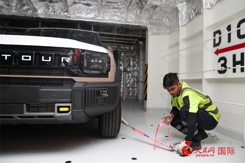 工人正在進(jìn)行卸車(chē)作業(yè)。人民網(wǎng)記者任皓宇攝