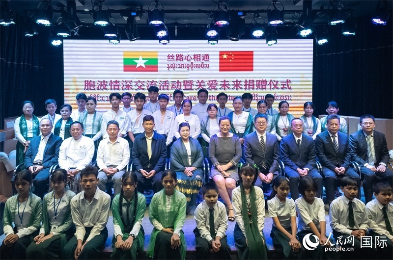 嘉賓與受助師生合影。人民網(wǎng)記者 謝佳君攝