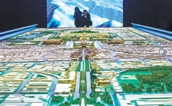 首都博物館“輝煌中軸”展廳內(nèi)，十六米長的中軸線沙盤，配以立體投影技術(shù)，展現(xiàn)北京中軸線之壯美。 本報(bào)記者 武亦彬攝