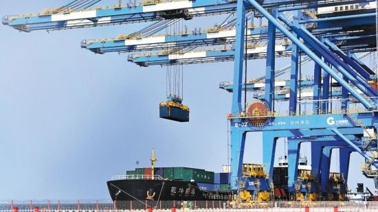 自動化起重機(jī)在中國（廣西）自由貿(mào)易試驗區(qū)欽州港吊裝集裝箱。（圖片來源：新華社）